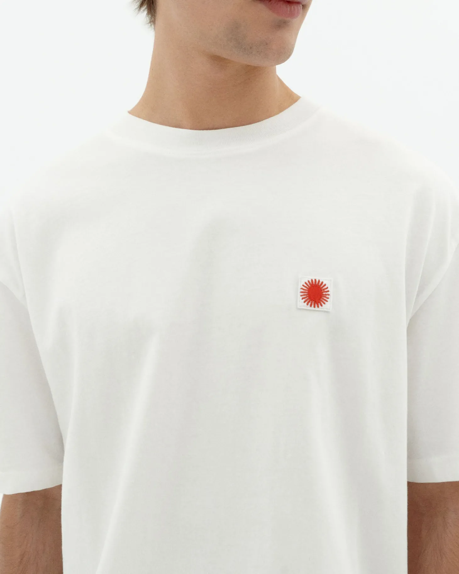 T-shirt blanc Aaron soleil rouge à dos