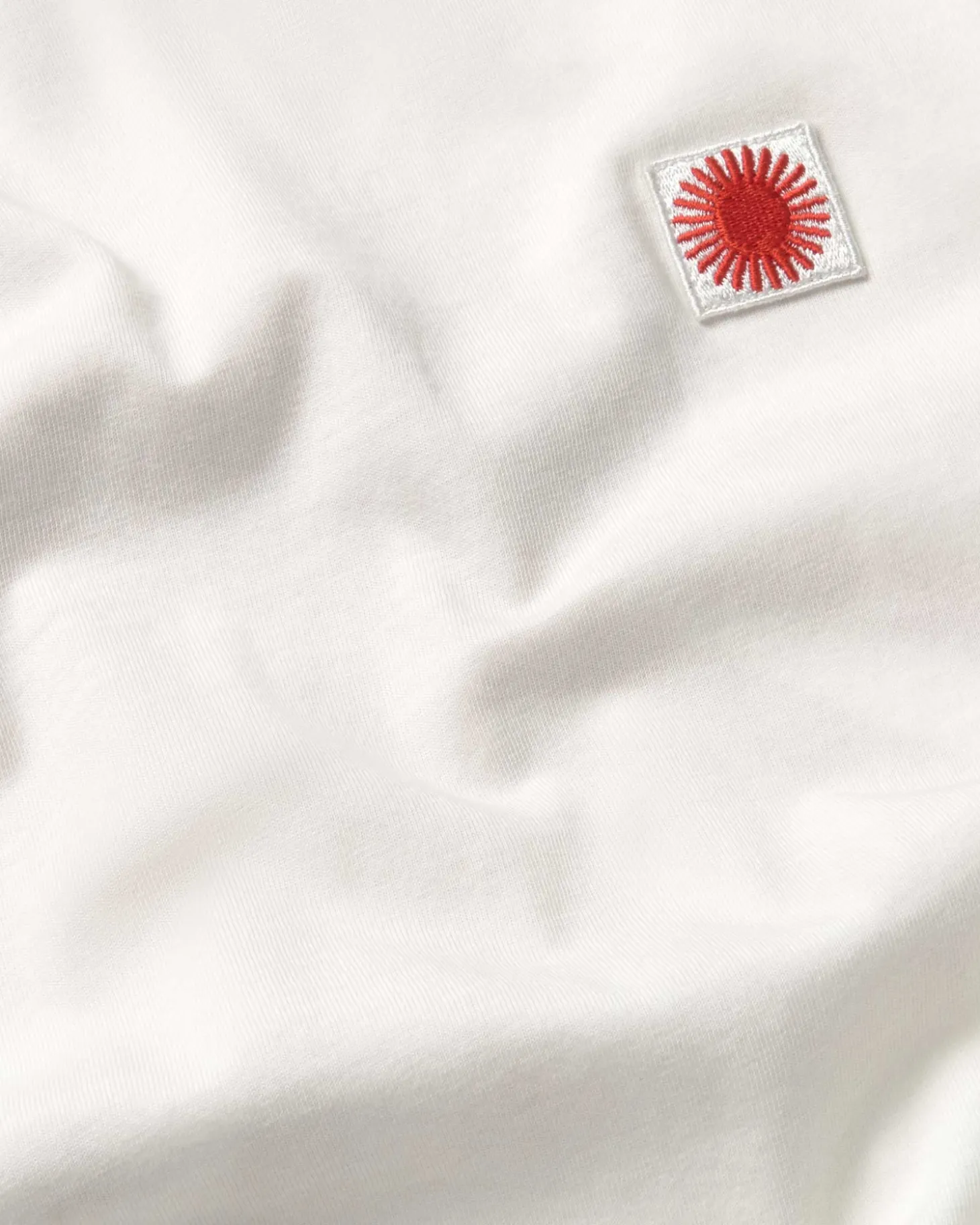 T-shirt blanc Aaron soleil rouge à dos