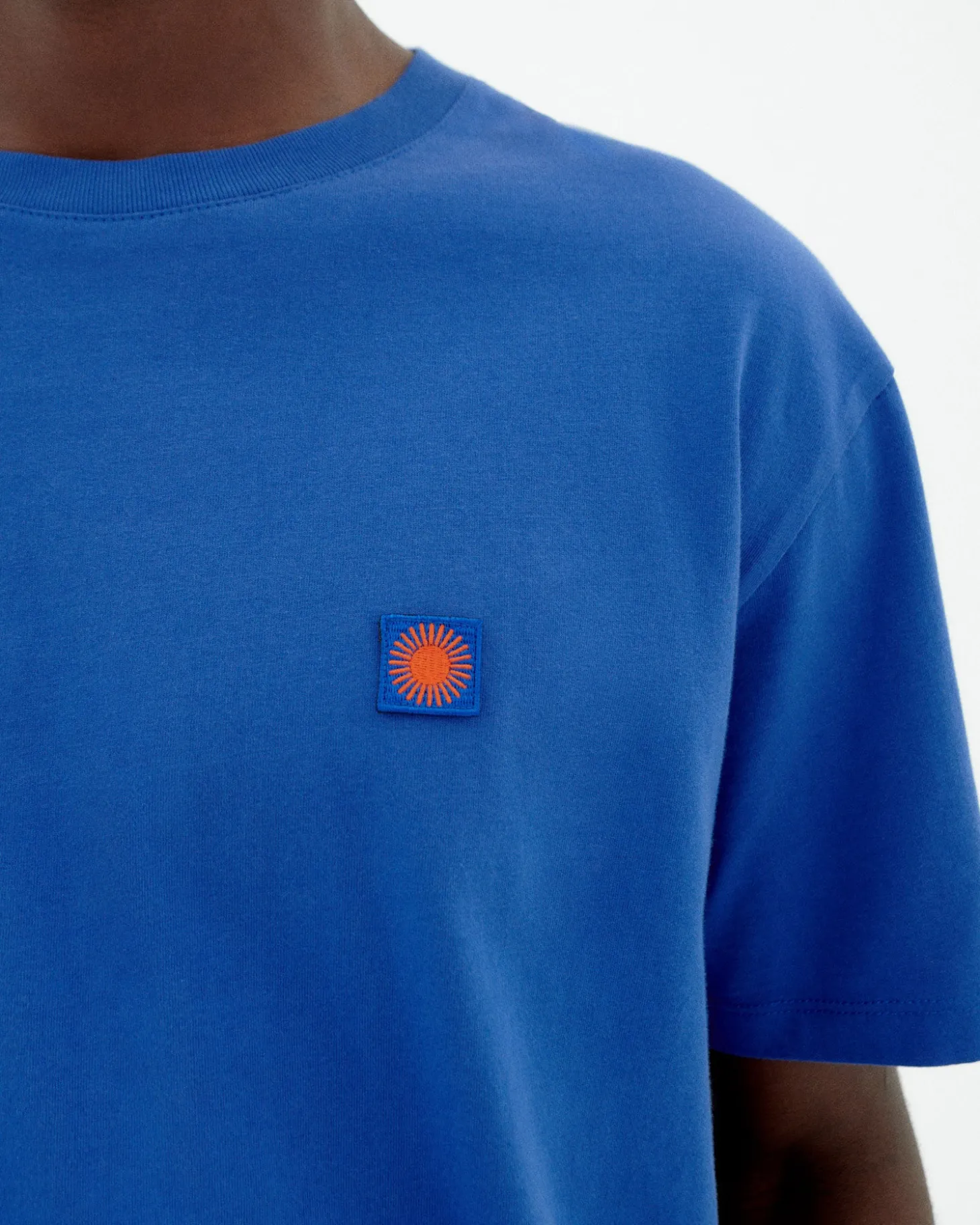T-shirt bleu soleil marron au dos